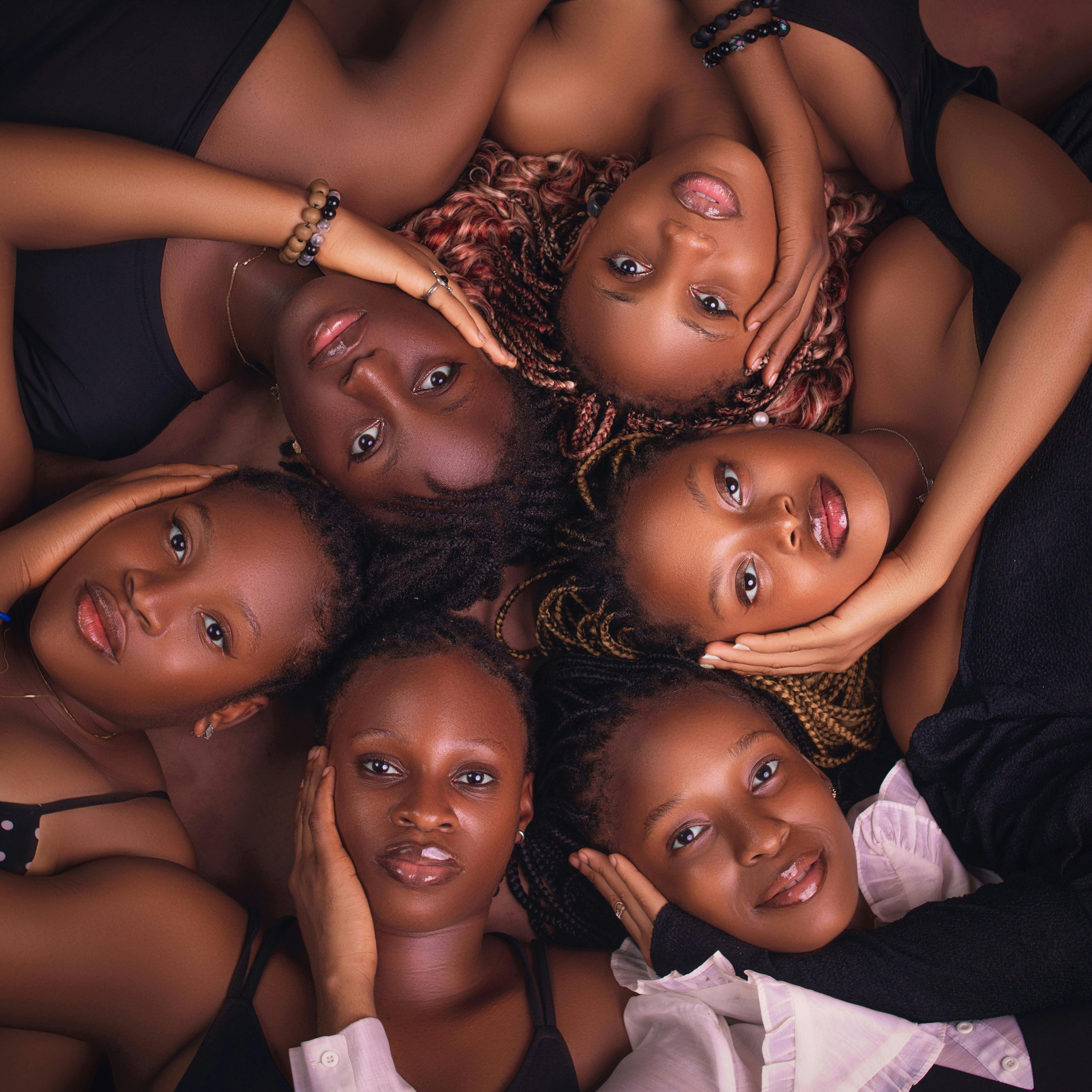 Hella Curls Homepage Image with six beautiful black girls 